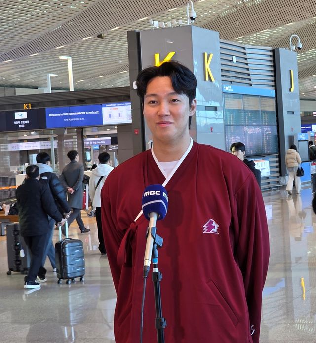 출국 전 인터뷰하는 키움 안우진