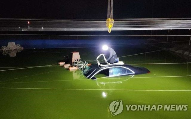 양식장에 빠뜨린 외제 차량