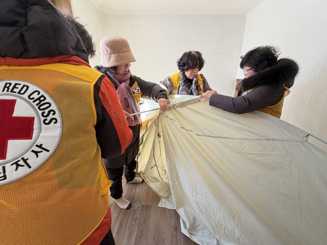 방한 텐트 설치하는 적십자 봉사자들