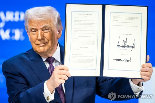 평화위원회 헌장 들고 있는 트럼프 대통령