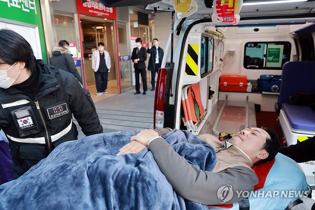병원으로 이송되는 국민의힘 장동혁 대표