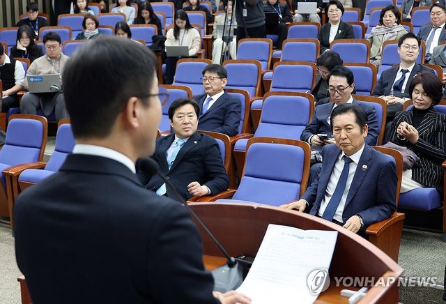 민주당 의총, 한병도 원내대표 발언듣는 정청래 대표