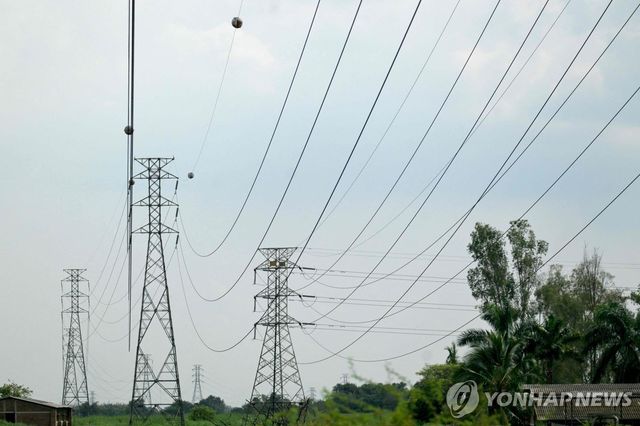 21일(현지시간) 콜롬비아 변전소 인근 송전선로