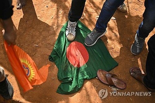 방글라데시 국기 짓밟는 인도 힌두교도들