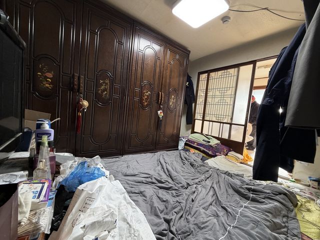 이불이 겹겹이 깔린 김씨의 방