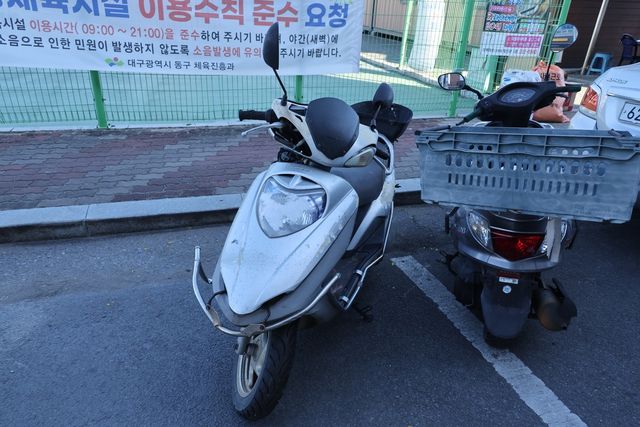 무료 노상 주차장에 세워둔 번호판 없는 오토바이