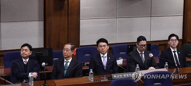 한덕수 '내란 중요임무 종사' 1심 징역 23년…법정구속