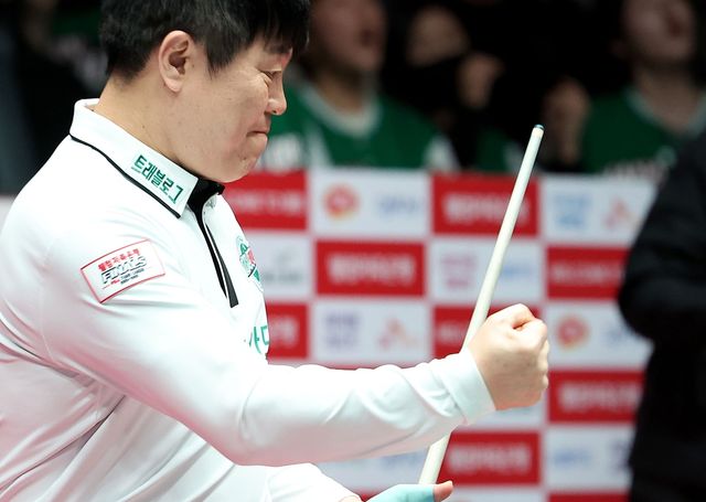 주먹을 불끈 쥐고 기뻐하는 하나카드 김병호