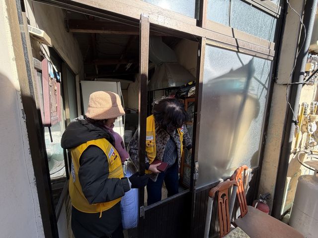 파손된 미닫이문 살피는 적십자 봉사자들