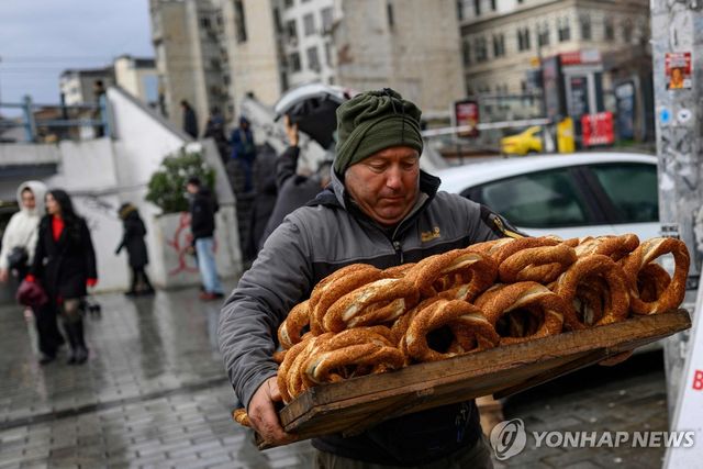 튀르키예 이스탄불의 거리에서 시미트 빵을 파는 상인