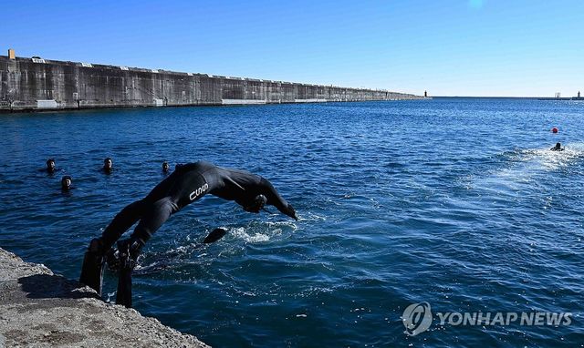 해군 심해잠수사들의 혹한기 내한 훈련