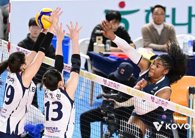 한국도로공사 주포 모마의 강타