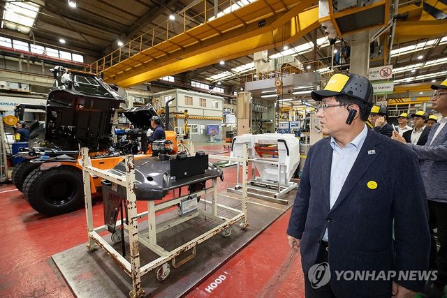 김성환 환경부 장관이 작년 8월 28일 인천 동구 두산밥캣코리아 생산공장을 방문해 전기 지게차 생산과정을 둘러보고 있다. [환경부 제공. 재판매 및 DB 금지]