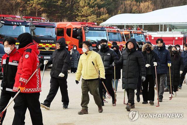 갈퀴 들고 화재 현장으로