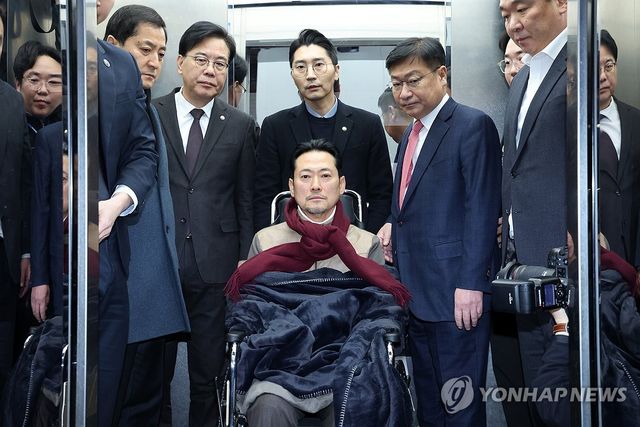병원으로 이송되는 국민의힘 장동혁 대표