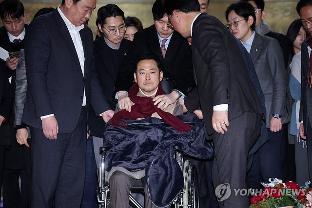 병원으로 이송되는 국민의힘 장동혁 대표