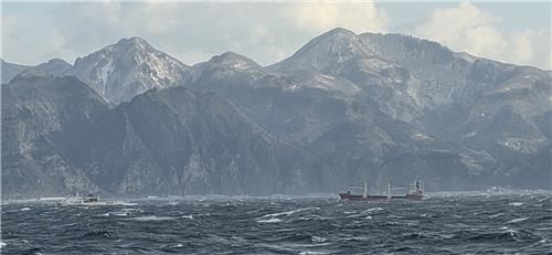 러시아 화물선 예인 중인 해경