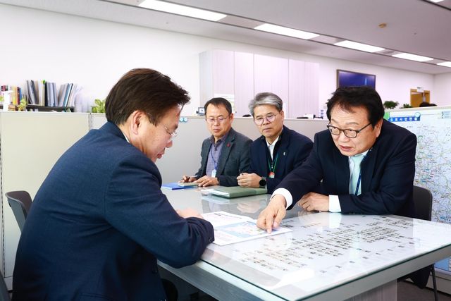 국토교통부 방문해 고속도로 건설 필요성 설명하는 손병복 군수(오른쪽)