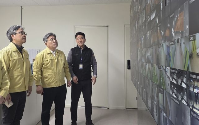 CCTV 상황 점검하는 허민 국가유산청장