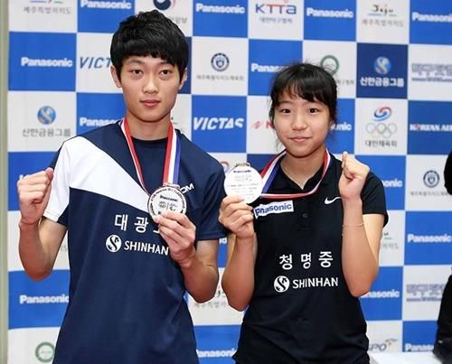 조대성과 2018년 종합선수권 혼합복식 준우승을 차지한 신유빈(오른쪽) 