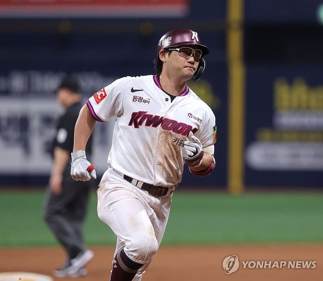 홈런 친 뒤 달리는 임지열