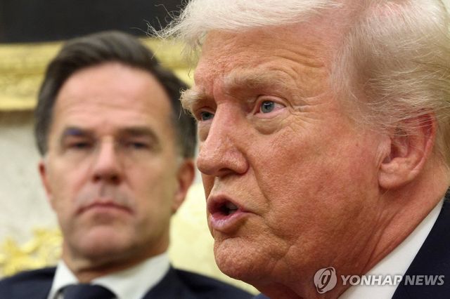 마르크 뤼터 나토 사무총장과 도널드 트럼프 미국 대통령