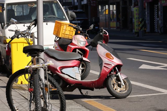 무료 노상 주차장에 세워둔 번호판 없는 오토바이