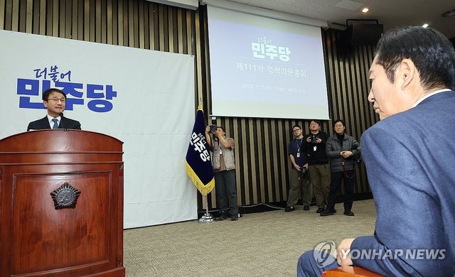 민주당 의총, 한병도 원내대표 발언듣는 정청래 대표