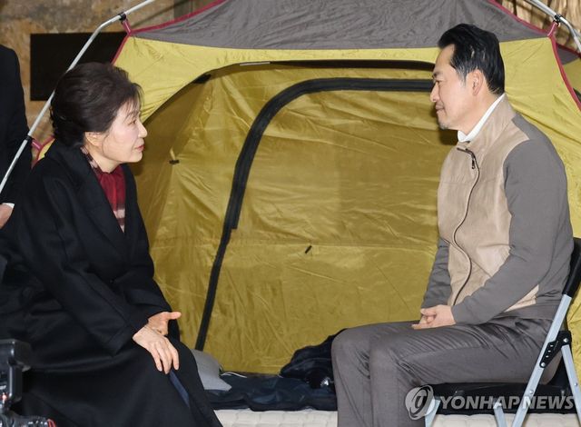 박근혜 전 대통령, 단식 농성 장동혁 대표 방문