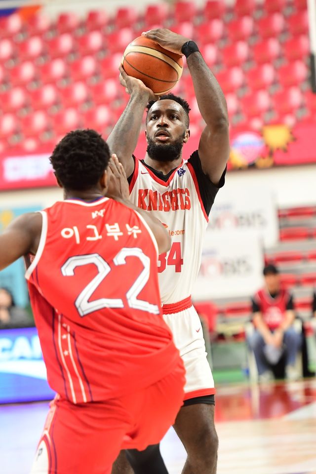 슛하는 자밀 워니