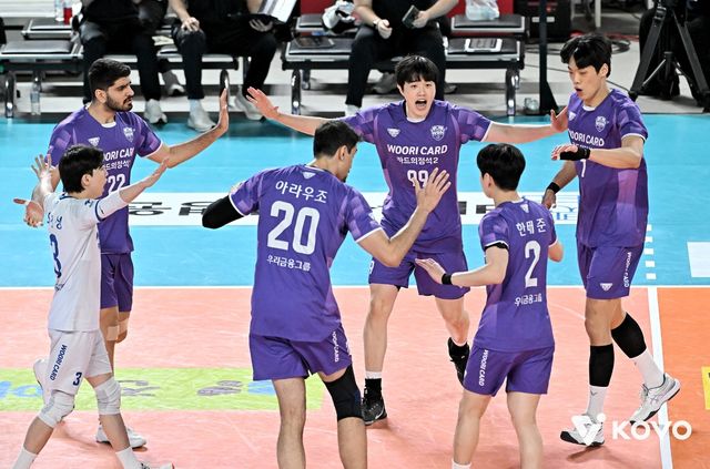 승리 후 환호하는 우리카드 선수단