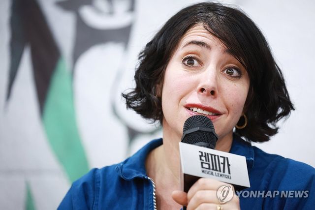 질문에 답하는 레이철 차브킨