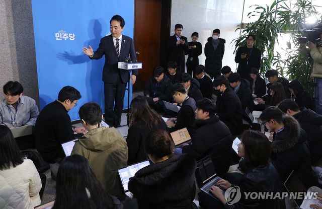 합당제안 배경 설명하는 박수현 대변인