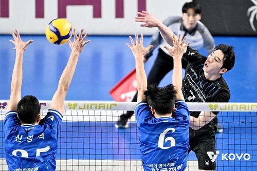 공격하는 현대캐피탈의 허수봉(오른쪽)