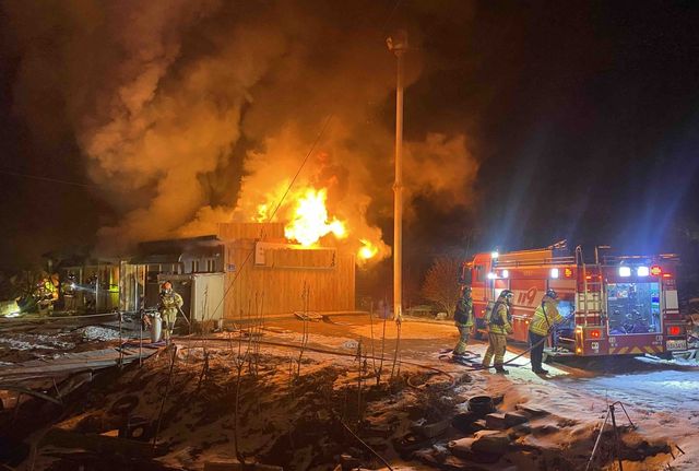 춘천 기도원 화재 진화하는 소방대원들