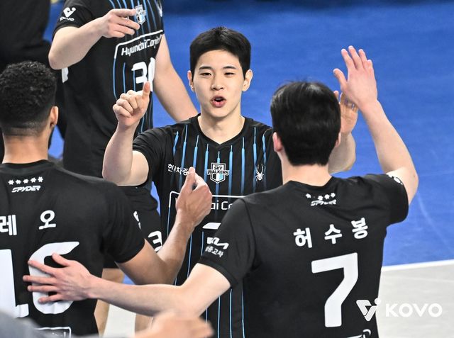 득점 후 기뻐하는 현대캐피탈 선수들