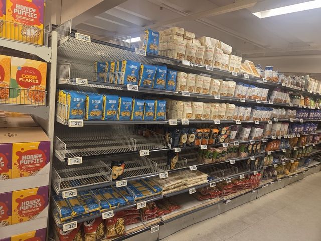 중간 중단 텅빈 매대