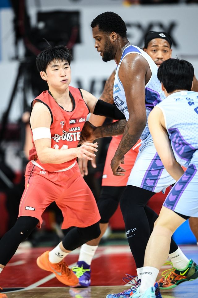 수비하는 문유현(왼쪽)