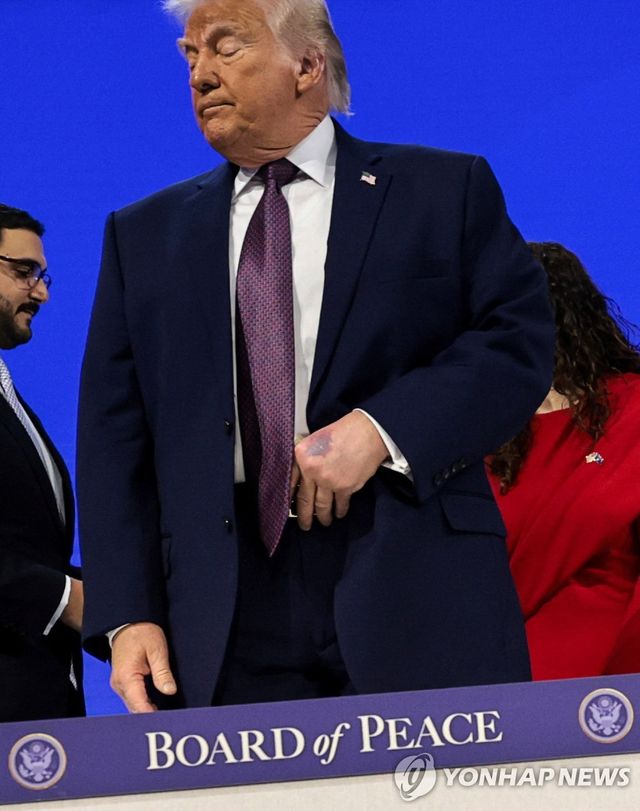 22일(현지시간) 스위스 다보스에서 열린 세계경제포럼(WEF)에서 열린 평화위원회 출범식 참석한 트럼프 