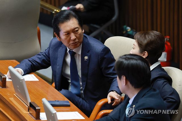 최고위원들과 대화하는 정청래 대표