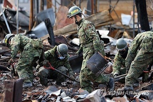 지진현장 피해복구 지원 나간 일본 자위대원들
