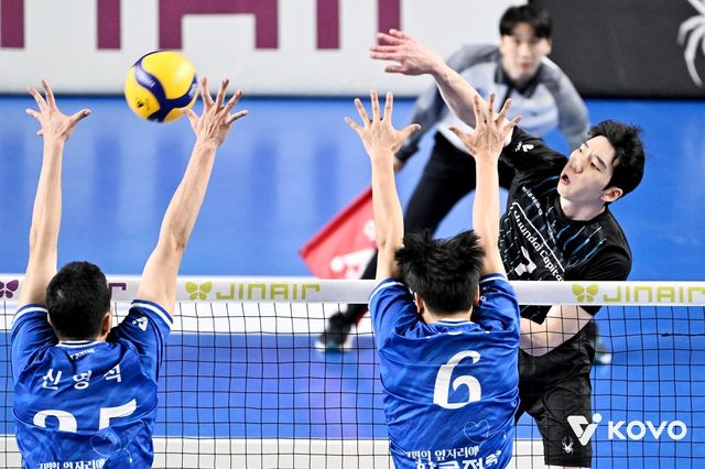 공격하는 현대캐피탈의 허수봉(오른쪽)