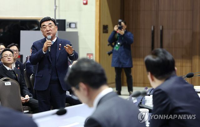 답변하는 김두겸 울산시장