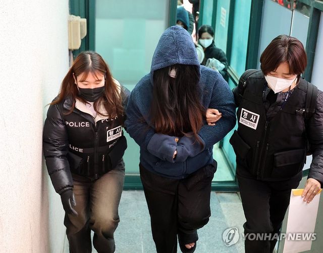 입감되는 캄보디아 로맨스스캠 사기 피의자