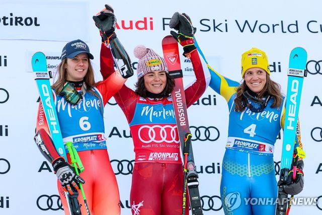 월드컵 스키 여자 대회전 시상식 모습. 