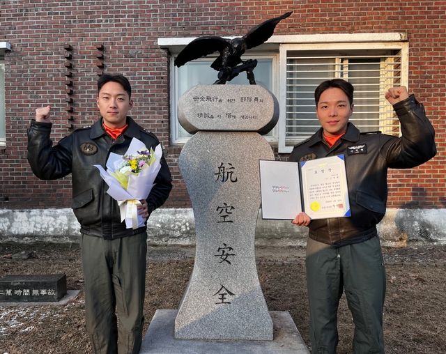 왼쪽부터 김민서 중위와 이학현 대위