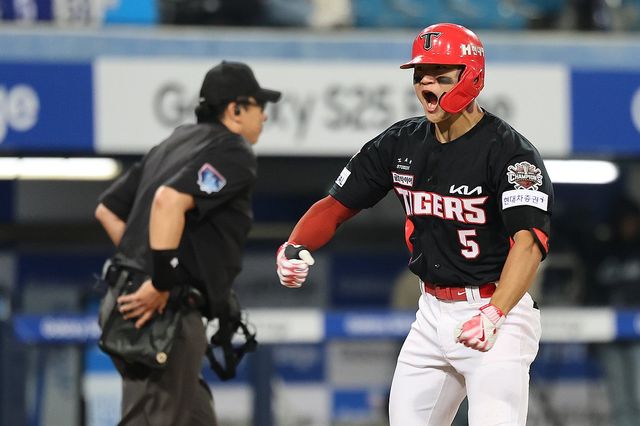 결승 홈런을 치고 환호하는 KIA 김도영