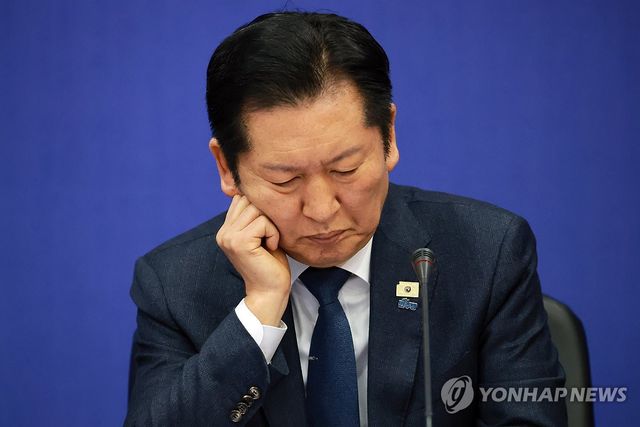 스마트폰 확인하는 정청래 대표