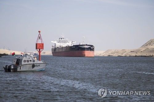 수에즈 운하 통과하는 유조선