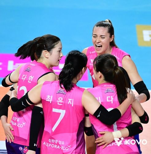 득점 후 기뻐하는 흥국생명 선수들